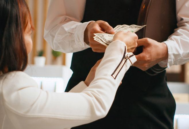 Tipping etiquette for taxis, tour guides, and cafés in Dubai
