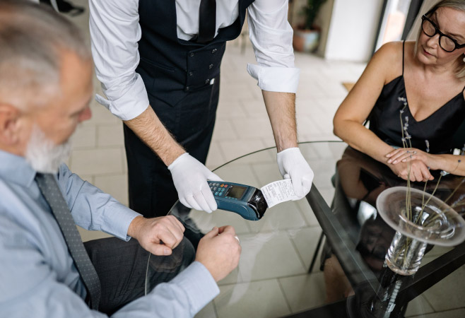 Using UAE dirham cash for tipping in Dubai